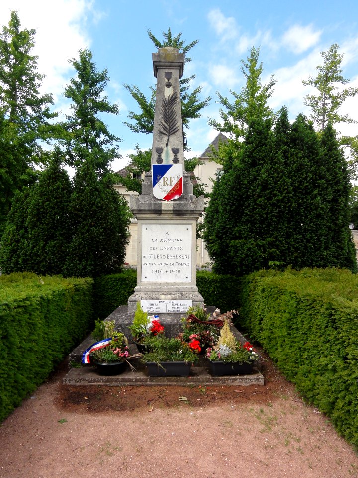Saint-Leu-d'Esserent (Oise) monument aux morts