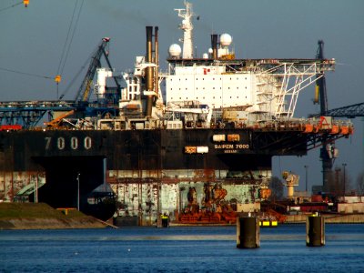 Saipem 7000 closeup side 14January2006