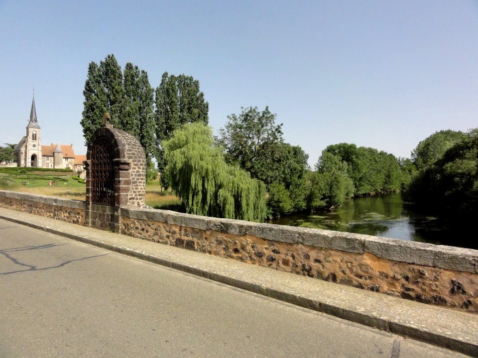 Saint-Marceau (Sarthe) vieux pont avec chapelle