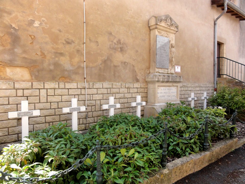 Saint-Laurent-sur-Othain (Meuse) cimetière, carré militaire avec monument