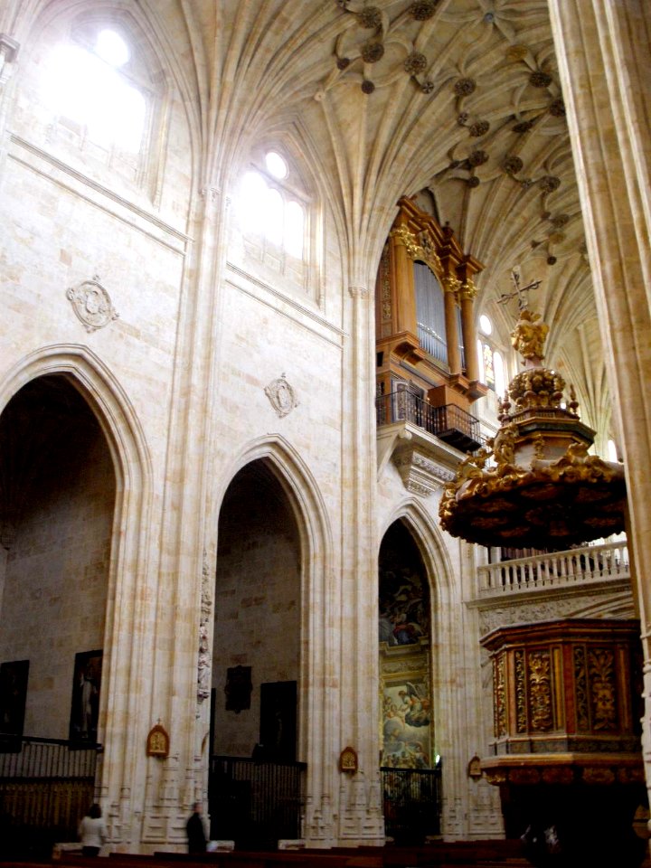 Salamanca - Convento de San Esteban, interior de la iglesia 36