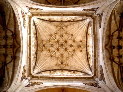 Salamanca - Convento de San Esteban, interior de la iglesia 39