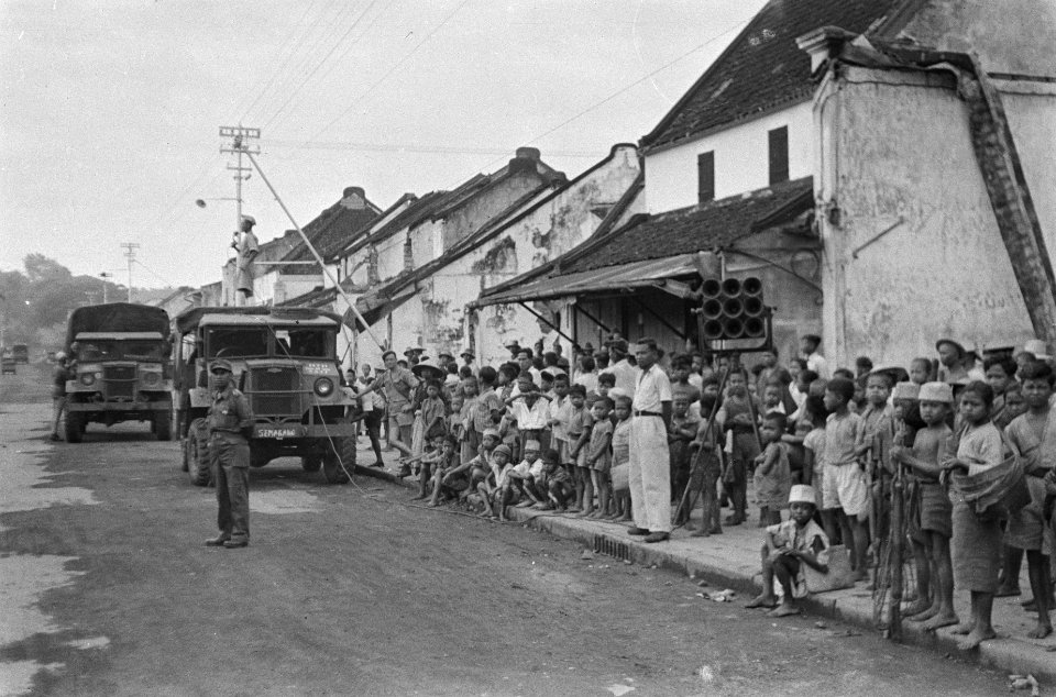 Salatiga. De voorlichting van de bevolking der bevrijde gebieden is op moderne w, Bestanddeelnr 392-4-1