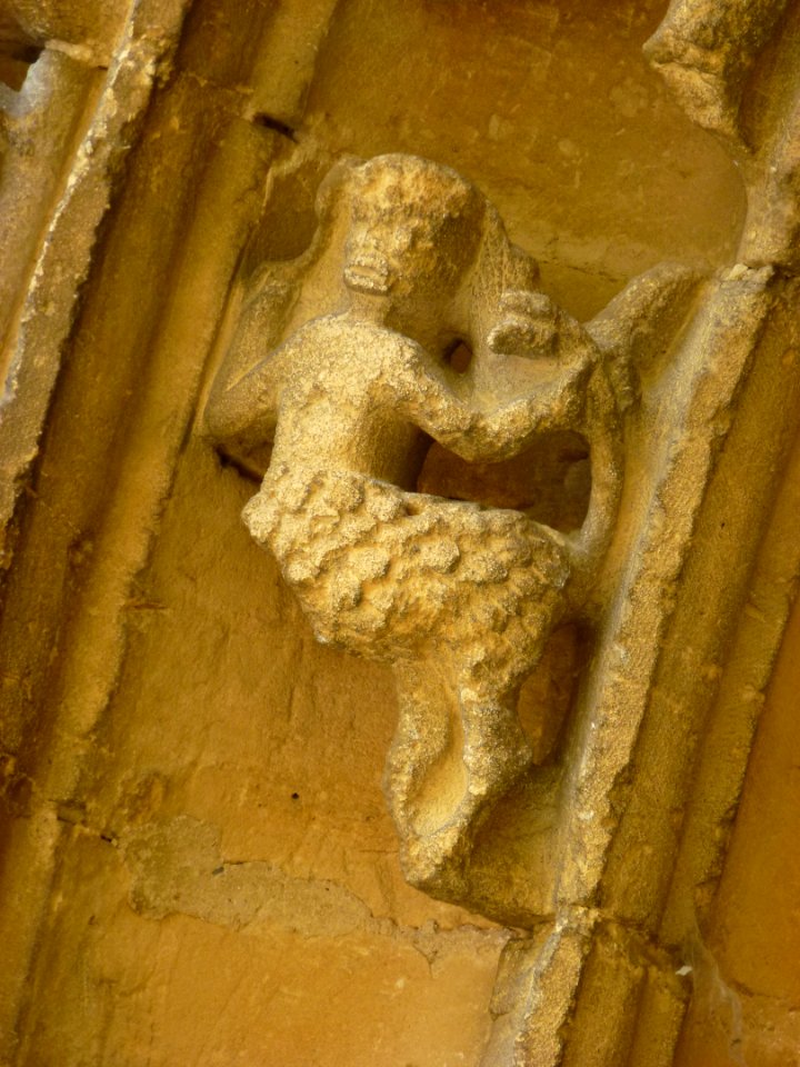 Saint-Marcel (Ardennes) église, portail, détail sculpté 01