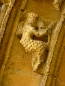Saint-Marcel (Ardennes) église, portail, détail sculpté 01