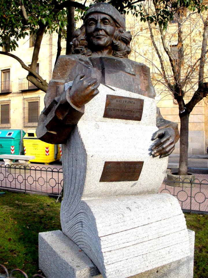 Salamanca - Monumento a Carmen Martin Gaite (plaza de los Bandos)