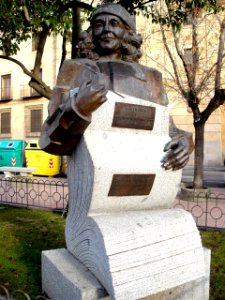 Salamanca - Monumento a Carmen Martin Gaite (plaza de los Bandos)