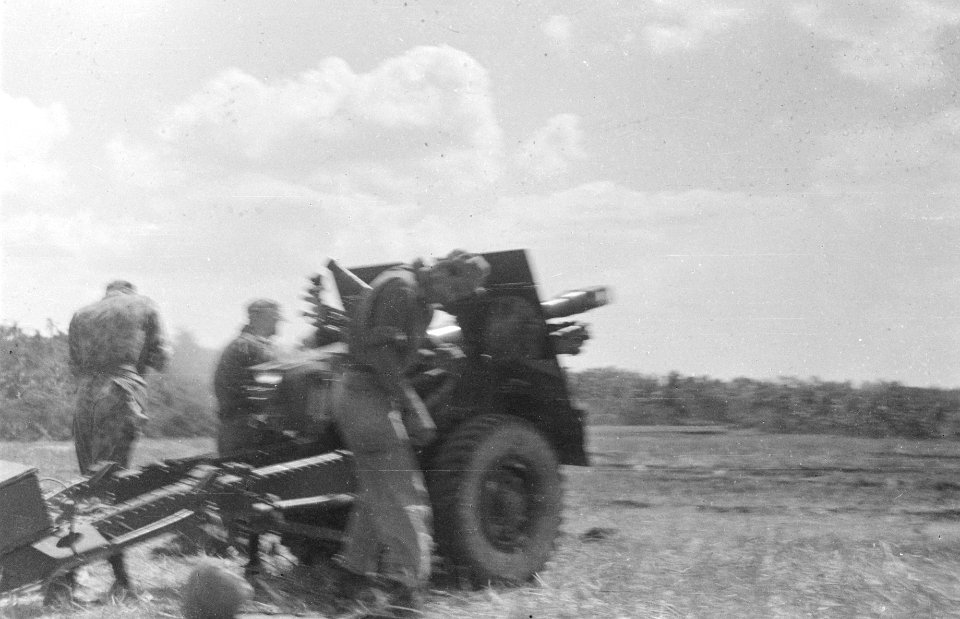 Salatiga Bringin De veldartillerie in actie II RVA beantwoordt het vuur van d, Bestanddeelnr 333-5-1