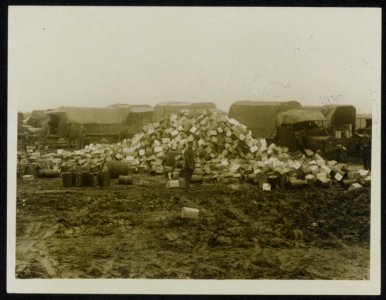 Scene with an ammunition lorry column - dumping their petrol cans, Bestanddeelnr 158-0408