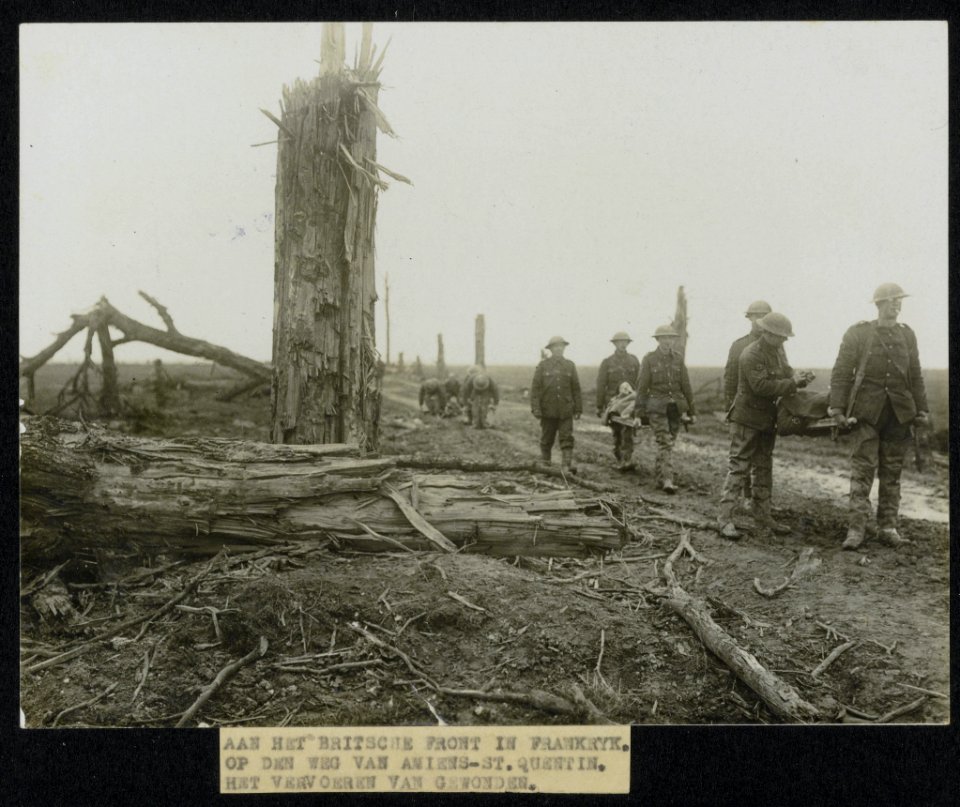 Scene on the Amiens-St.Quentin Road. Stretcher bearers at work, Bestanddeelnr 158-0218