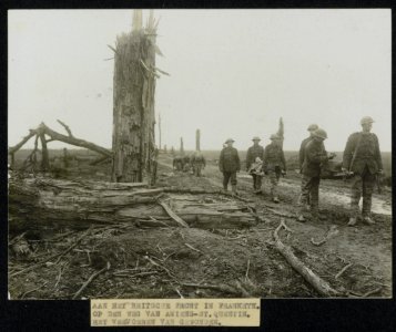 Scene on the Amiens-St.Quentin Road. Stretcher bearers at work, Bestanddeelnr 158-0218