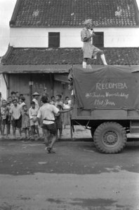 Salatiga. De voorlichting van de bevolking der bevrijde gebieden is op moderne w, Bestanddeelnr 392-4-6