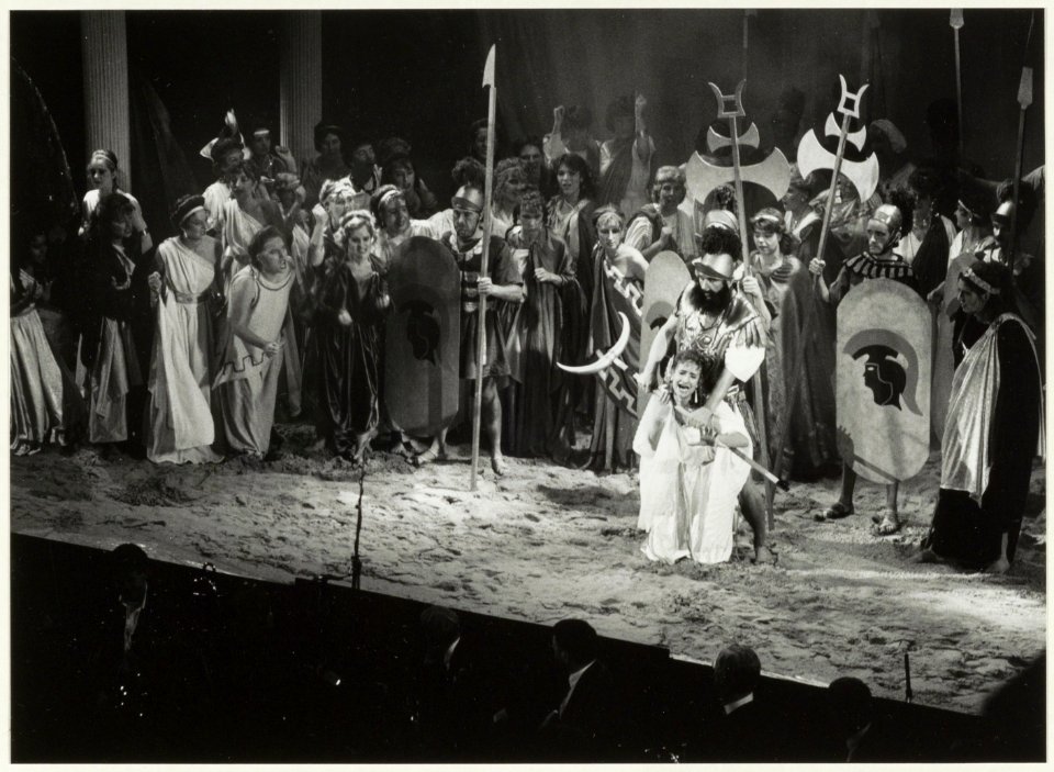 Scene uit Vrouwen van Troje door de Haarlemse Theatergroep Esmoreit in het concertgebouw. NL-HlmNHA 54032105