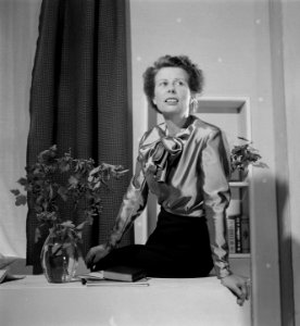 Scene uit Nina, van André Roussin, door de Nederlandse Comedie. Mary Dresselh…, Bestanddeelnr 904-1587