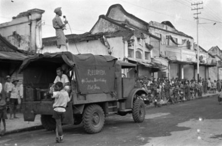 Salatiga. De voorlichting van de bevolking der bevrijde gebieden is op moderne w, Bestanddeelnr 392-4-5