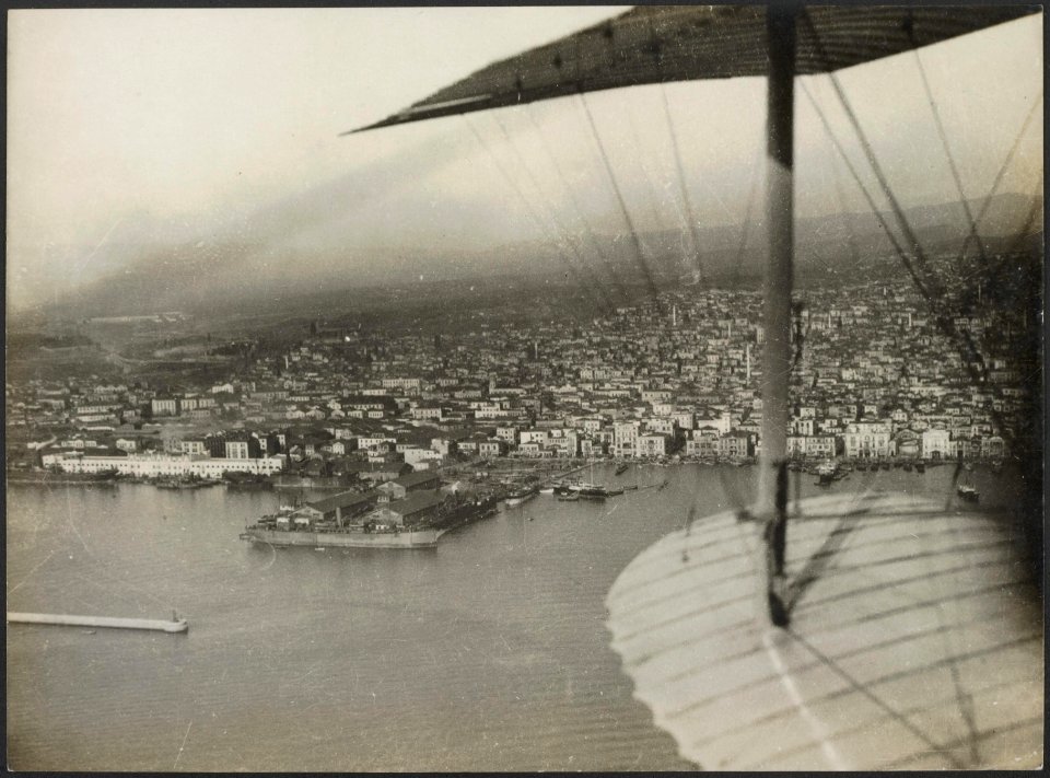 Scene taken from a British seaplane flying over Salonica Bay, Bestanddeelnr 158-2484
