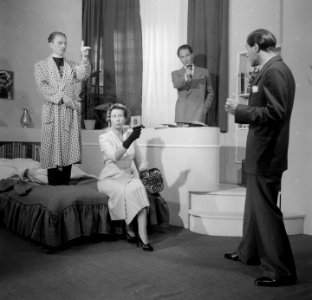 Scene uit Nina, van André Roussin, door de Nederlandse Comedie. Henk Rigters, , Bestanddeelnr 904-1590