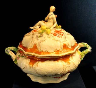 Soup tureen from the Mollendorff service, c. 1751, Meissen, hard-paste porcelain, overglaze enamels, gilding - Gardiner Museum, Toronto - DSC00911