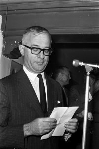 Shimson Arad houdt een toespraak bij de opening van een tentoonstelling in de Bo, Bestanddeelnr 922-5964