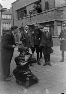 Scenes uit de film Samen op stap. Man brengt hitlergroet en wordt gefotografee, Bestanddeelnr 901-5823