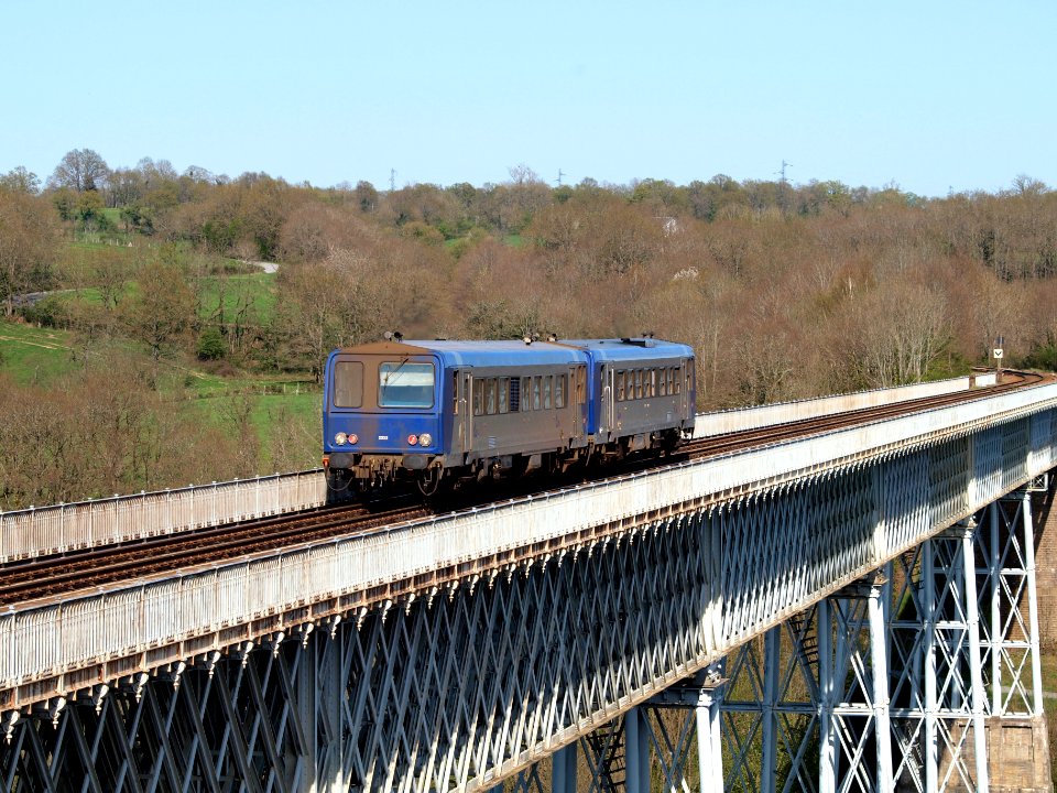 Ter 2252 on bridge build by EIffel