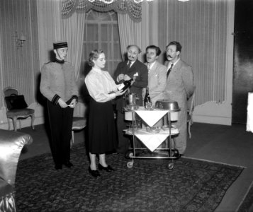 Scene uit Ninotchka, van Melchior Lengyell, door de Haagse Comedie. Vlnr. Luc , Bestanddeelnr 904-3345