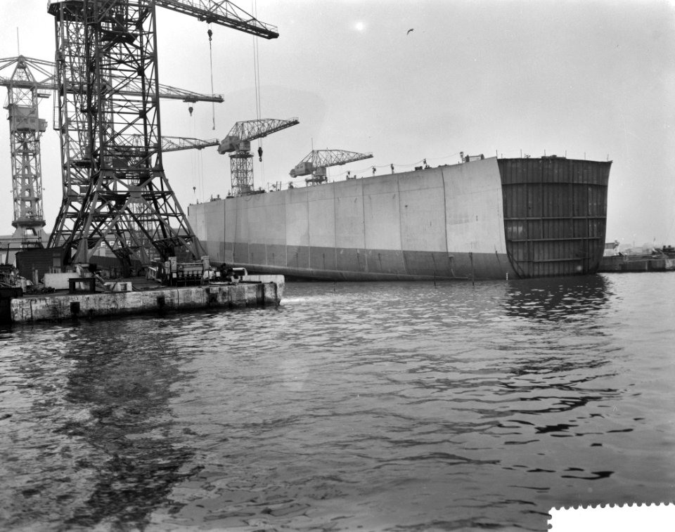 Tewaterlating van half schip bij de NDSM, Bestanddeelnr 911-0019