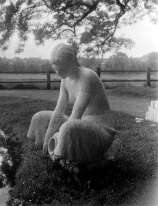 Tentoonstelling beeldhouwwerken Sonsbeek Arnhem, Vrouw met kruik (Bolhuis), Bestanddeelnr 905-1307