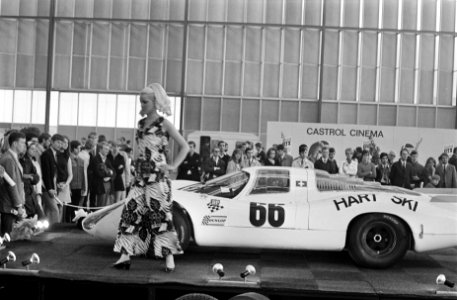 Tentoonstelling Autosport 1969 in RAI modeshow tussen de wagens, Bestanddeelnr 922-4164
