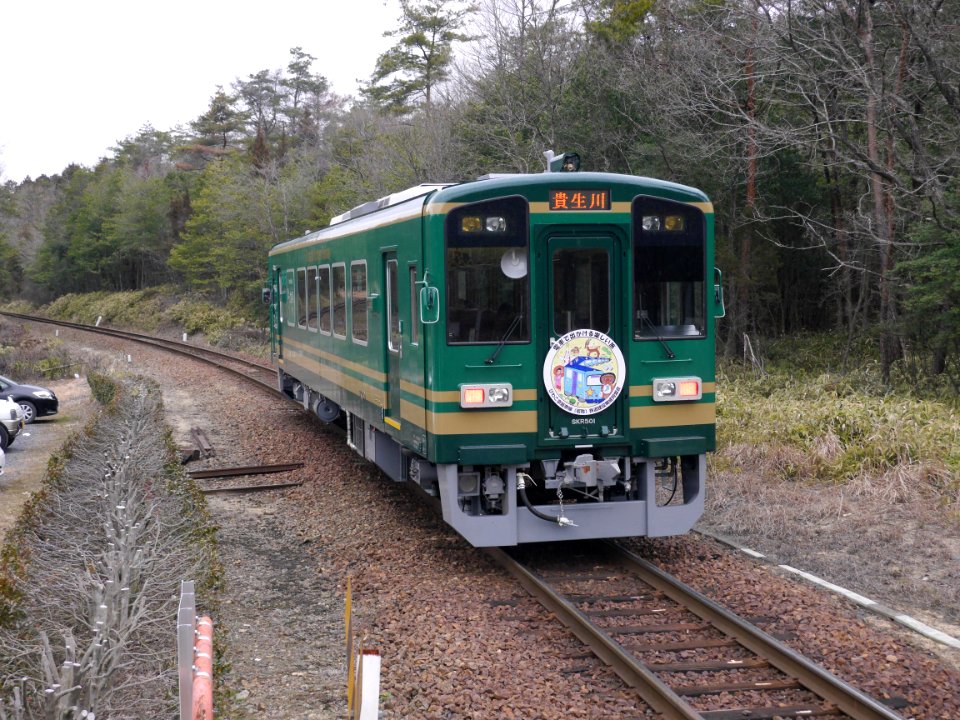 Shigaraki SKR 501 leaving Shigarakigushi station