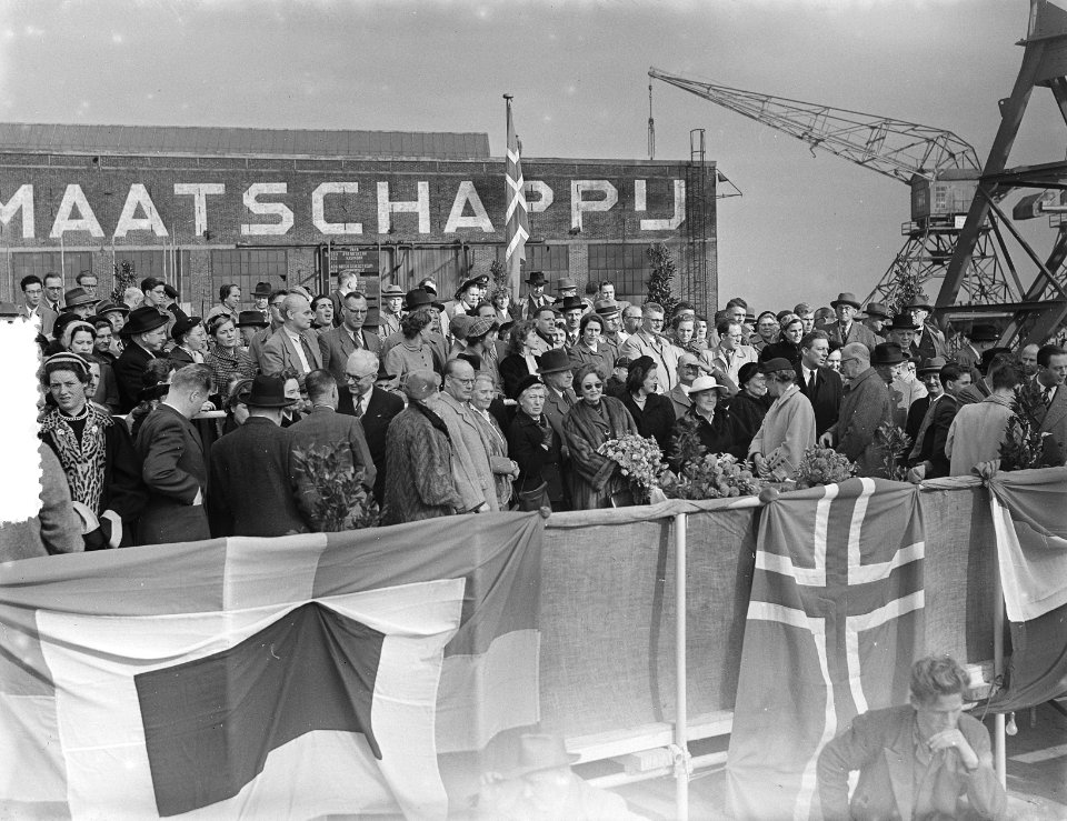 Tewaterlating van het vrachtschip ms Troubadour op de NDSM-werf te Amsterdam, Bestanddeelnr 906-0654