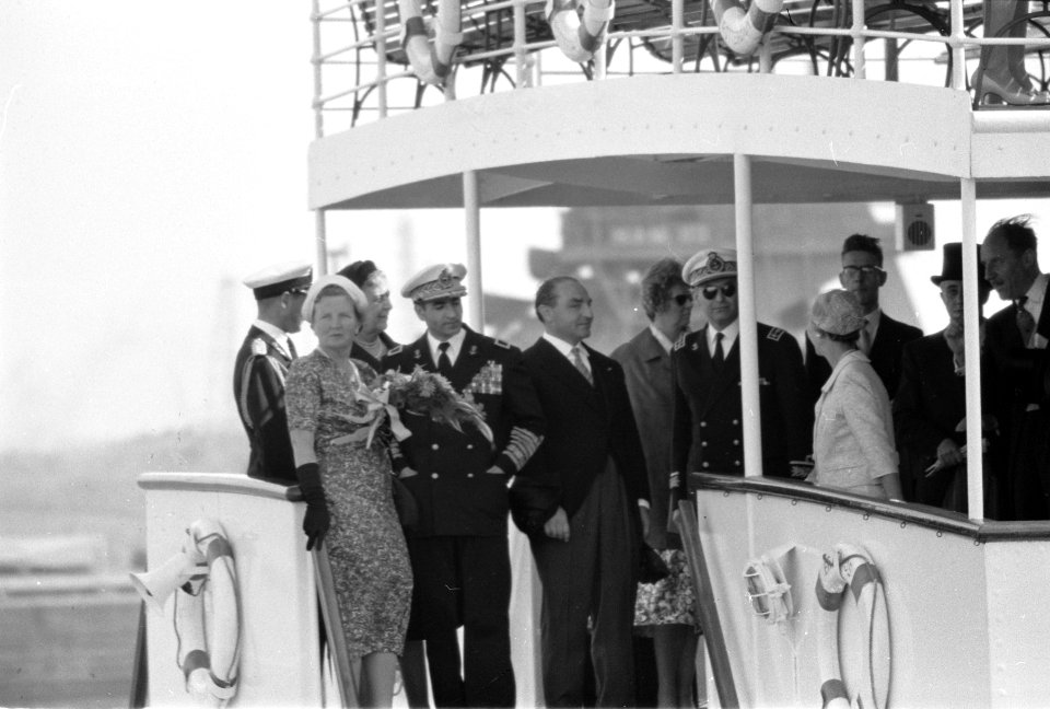 Tewaterlating van de tanker Mohammed Reza Shah door Prinses Margriet in aanwez, Bestanddeelnr 910-3871