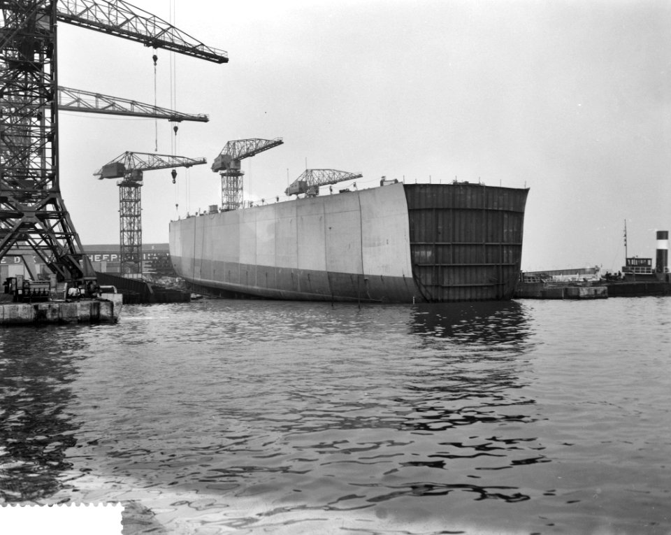 Tewaterlating van half schip bij de NDSM, Bestanddeelnr 911-0020