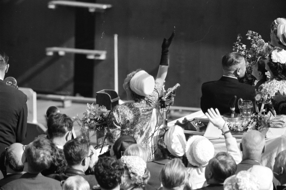Tewaterlating van de tanker Mohammed Reza Shah door Prinses Margriet in aanwez, Bestanddeelnr 910-3874