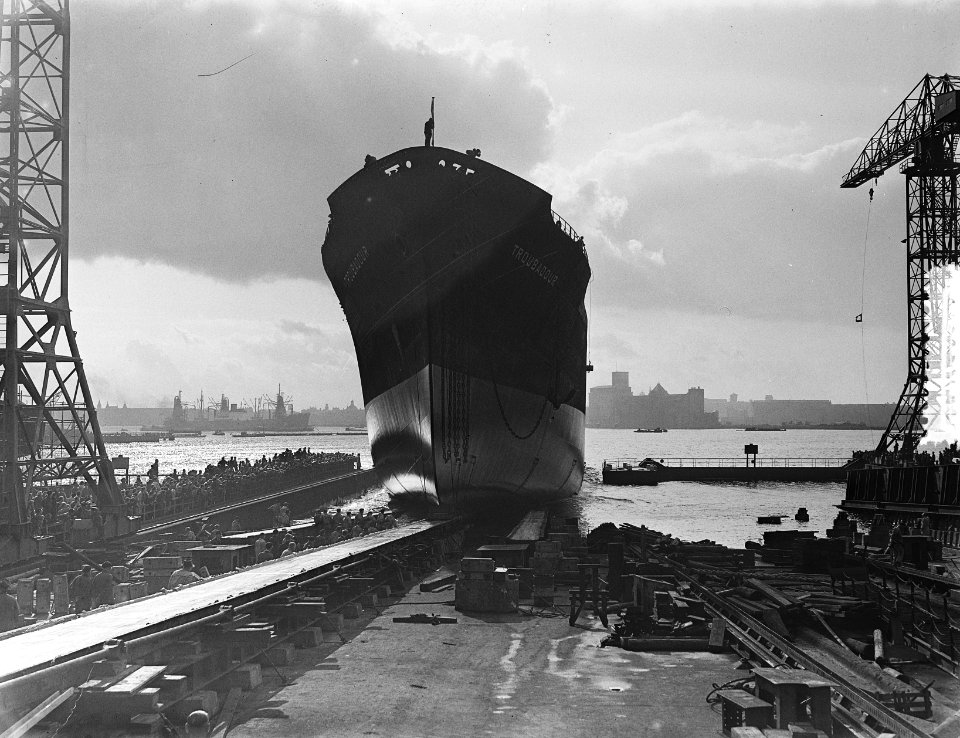 Tewaterlating van het vrachtschip ms Troubadour op de NDSM-werf te Amsterdam, Bestanddeelnr 906-0656