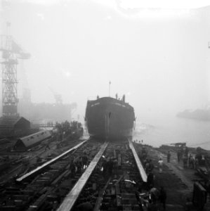 Tewaterlating van de hopperzuiger Kapteijn Nielsen bij Verschure te Amsterdam, Bestanddeelnr 912-0037 photo