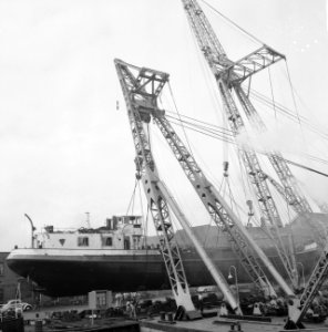 Tewaterlating van tanker Vlieland Twee drijvende kranen laten de tanker te wate, Bestanddeelnr 912-6911