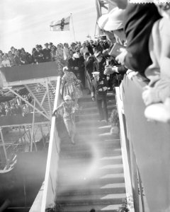 Tewaterlating van de tanker Mohammed Reza Shah door Prinses Margriet in aanwez, Bestanddeelnr 910-3858