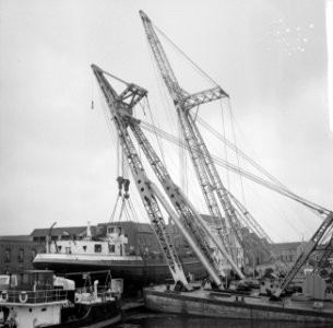 Tewaterlating van tanker Vlieland Twee drijvende kranen laten de tanker te wate, Bestanddeelnr 912-6915