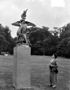 Tentoonstelling Beelden Sonsbeek Arnhem. Le Phounix (Ossip Zadkine), Bestanddeelnr 905-1535