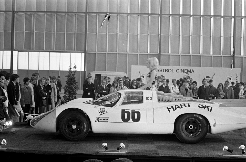 Tentoonstelling Autosport 1969 in RAI modeshow tussen de wagens, Bestanddeelnr 922-4168