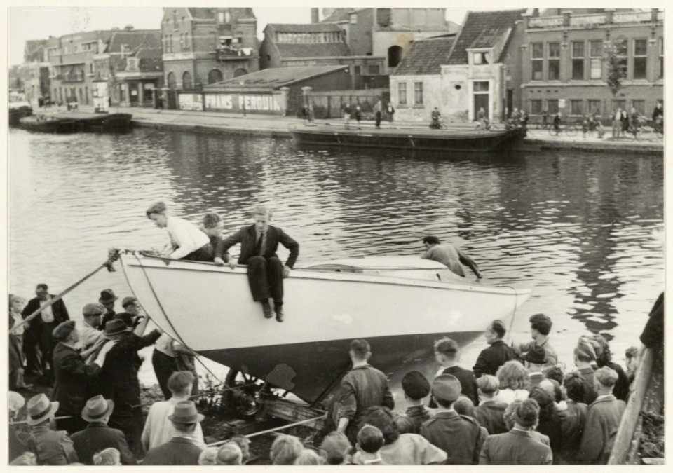 Tewaterlating van een eigen gebouwd zeiljachtje in het Zuider Buiten Spaarne, nabij de Zomervaart ziende naar het westen. NL-HlmNHA 54010643