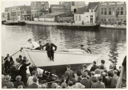 Tewaterlating van een eigen gebouwd zeiljachtje in het Zuider Buiten Spaarne, nabij de Zomervaart ziende naar het westen. NL-HlmNHA 54010643