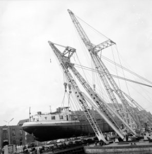 Tewaterlating van tanker Vlieland Twee drijvende kranen laten de tanker te wate, Bestanddeelnr 912-6910