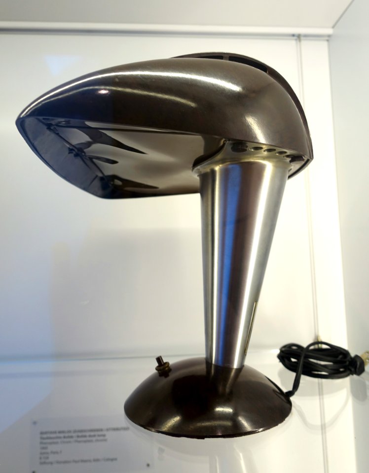 Table lamp model 114, designed by Walter Dorwin Teague, Polaroid, Cambridge, MA, USA, 1939, Bakelite, cast aluminum - Museum für Angewandte Kunst Köln - Cologne, Germany - DSC09447
