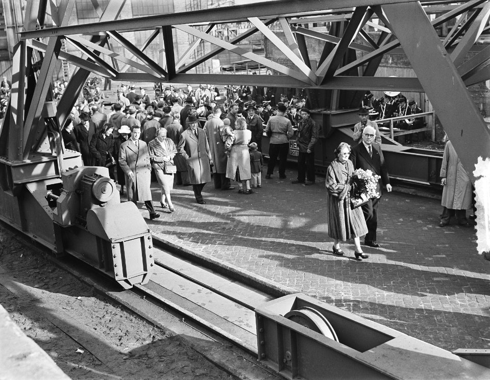 Tewaterlating van het vrachtschip ms Troubadour op de NDSM-werf te Amsterdam, Bestanddeelnr 906-0662