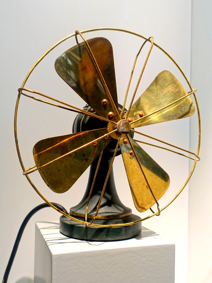 Table fan, designed by Peter Behrens, AEG, Berlin, 1908, brass - Museum Künstlerkolonie Darmstadt - Mathildenhöhe - Darmstadt, Germany - DSC06400