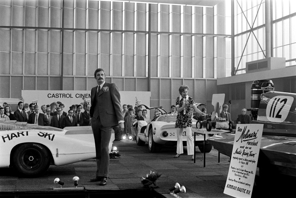 Tentoonstelling Autosport 1969 in RAI modeshow tussen de wagens, Bestanddeelnr 922-4167