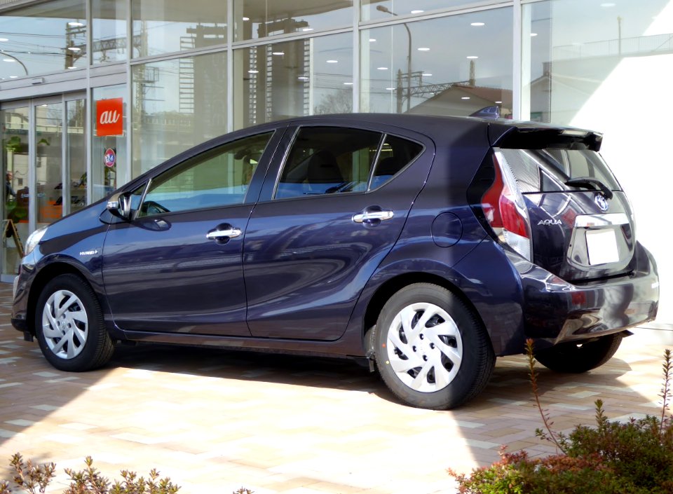 Toyota AQUA S (NHP10) left