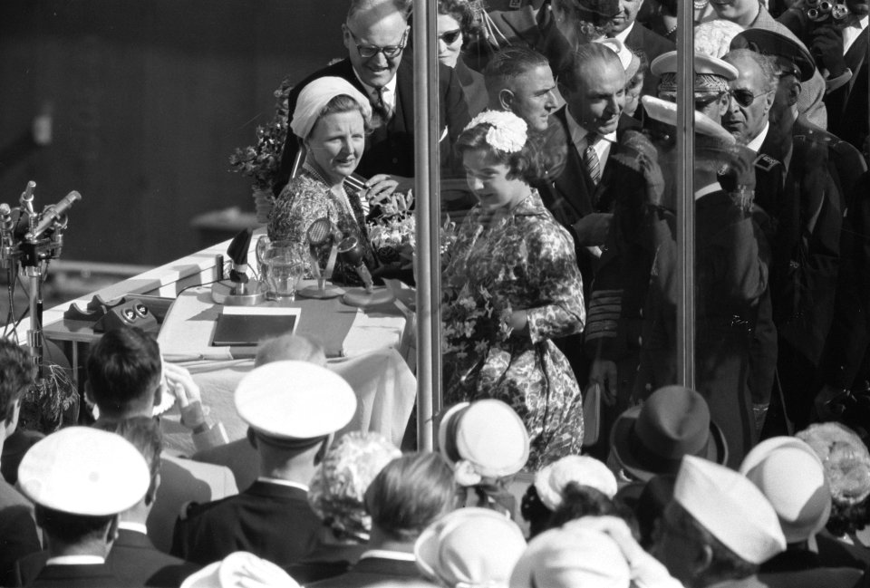 Tewaterlating van de tanker Mohammed Reza Shah door Prinses Margriet in aanwez, Bestanddeelnr 910-3875